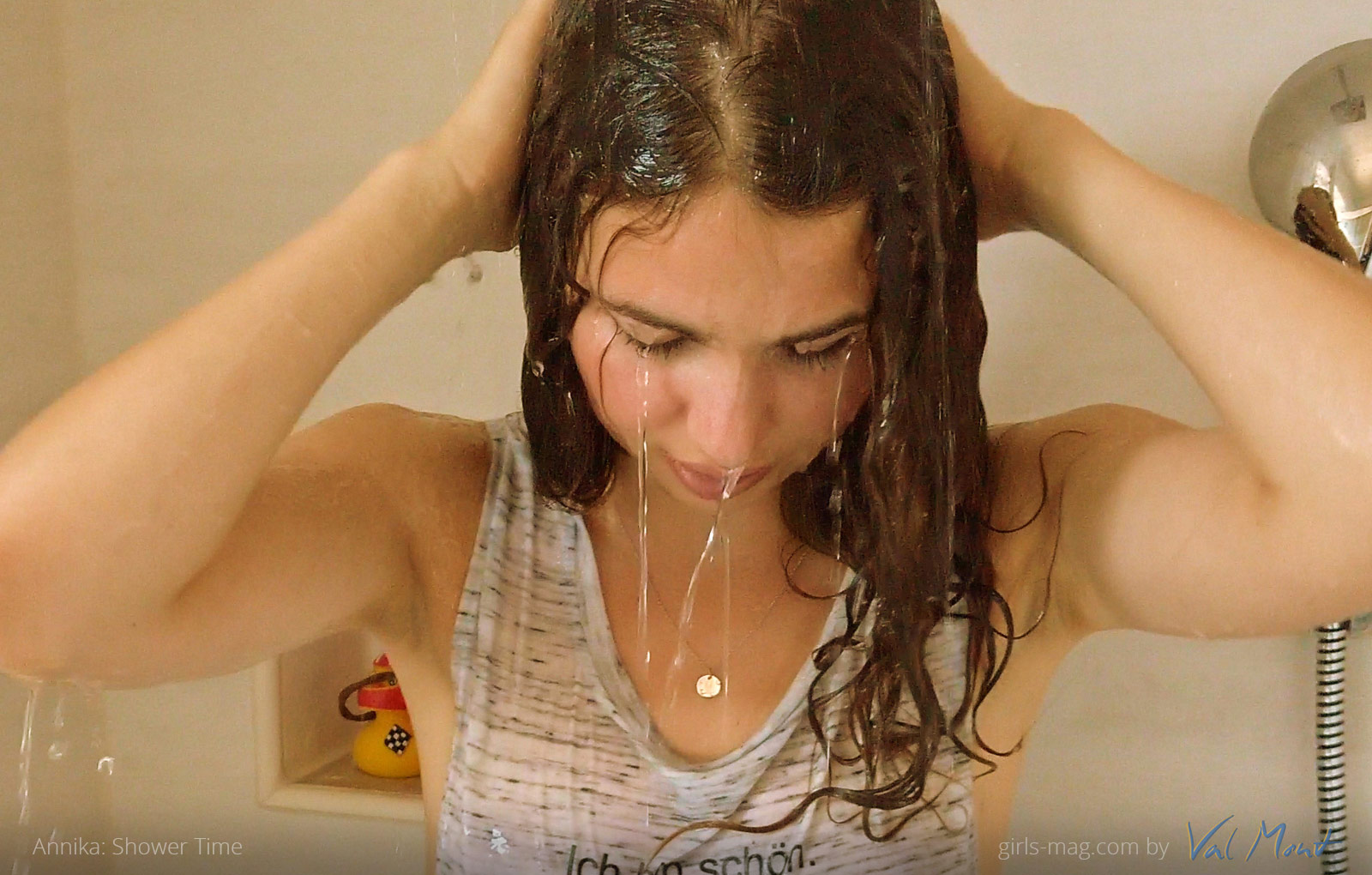 cover-2026-03-annika-shower Coverbild Annika im Tanktop unter der Dusche für girls-mag.com