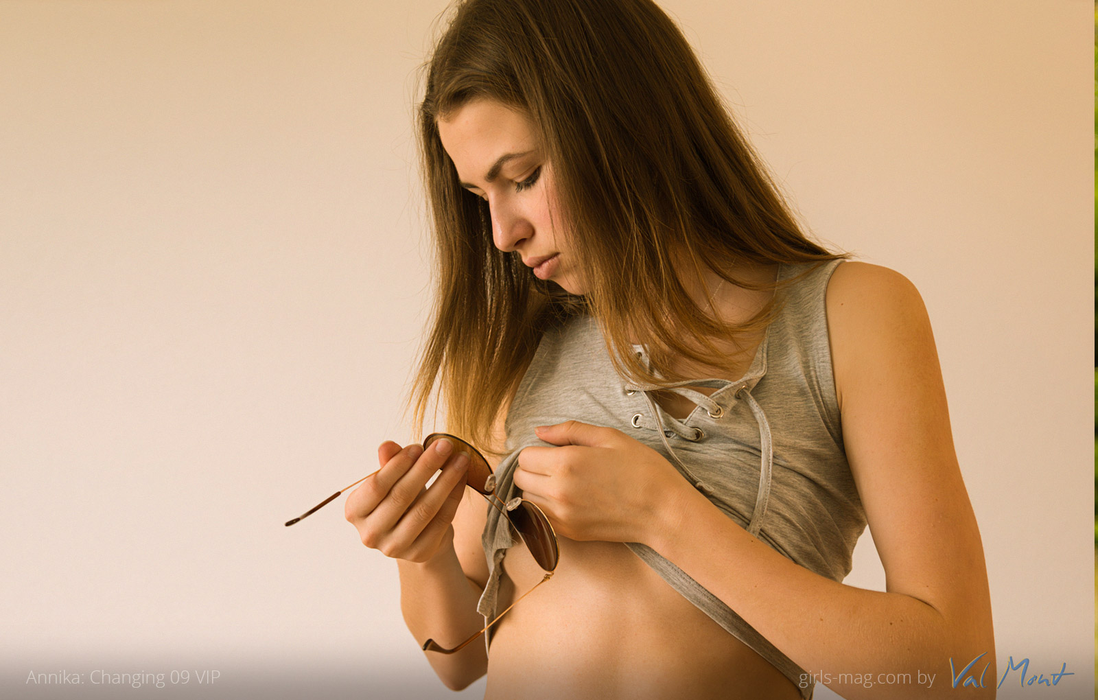 cover-2026-03-annika Annika putzt die Brille mit dem Stoff ihres Tops