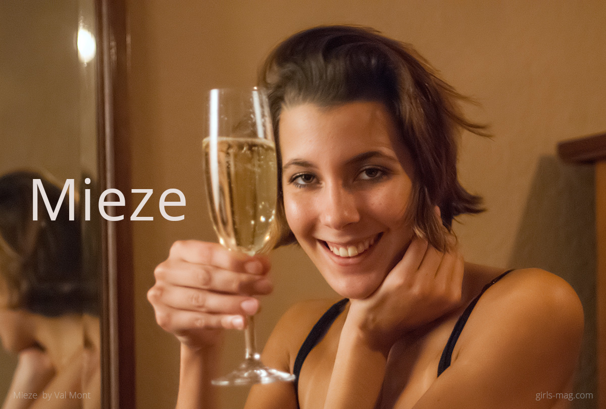 Mieze by Val Mont