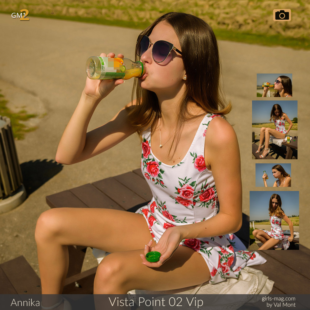 Annika im sommerlichen Kleid trinkt eine kleine Erfrischung