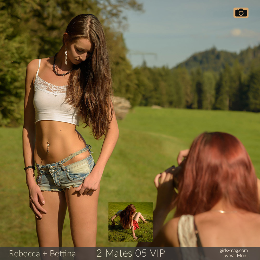 Bettina fotografiert Rebecca im knappen Sommeroutfit