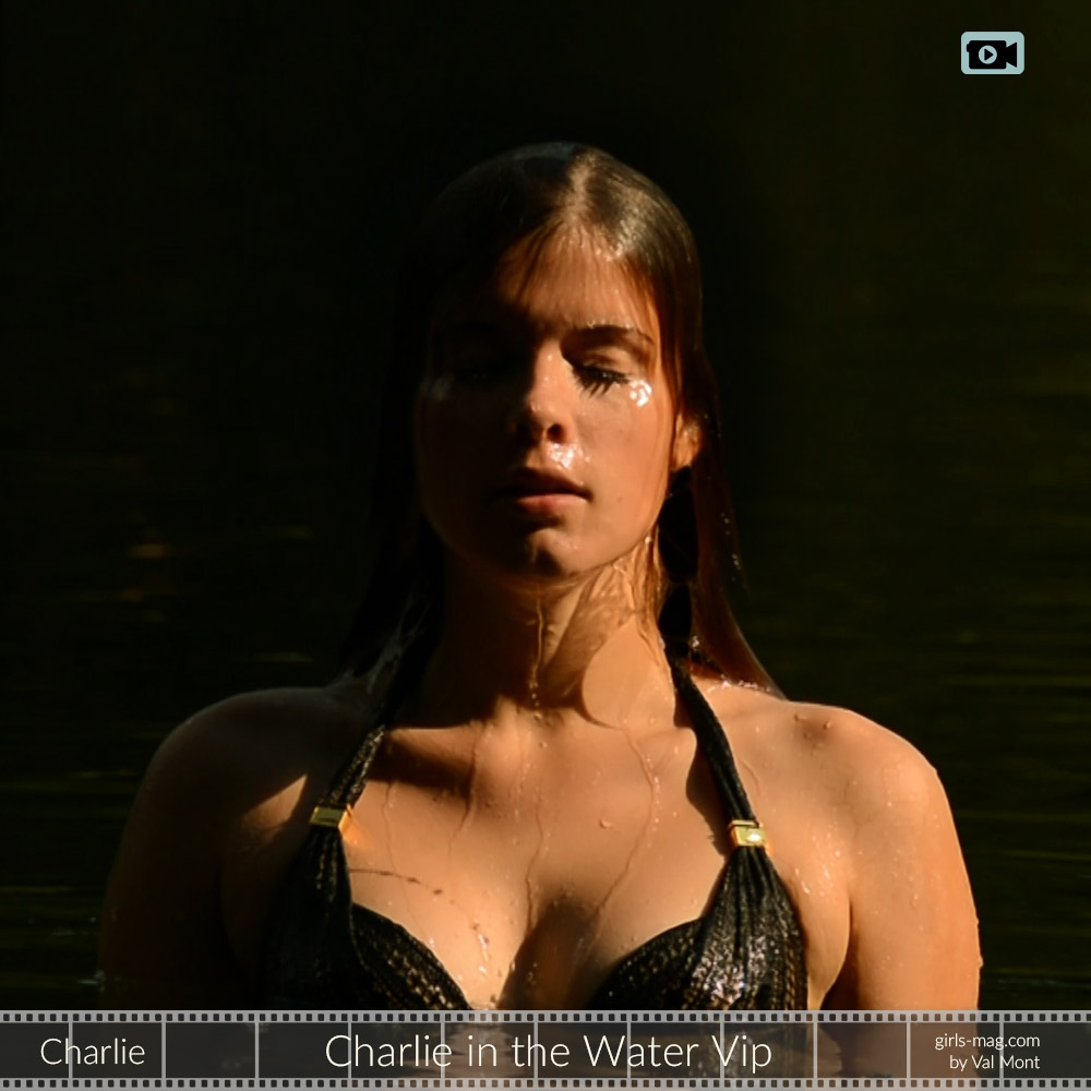 Charlie im Bikini taucht aus dem Wasser auf