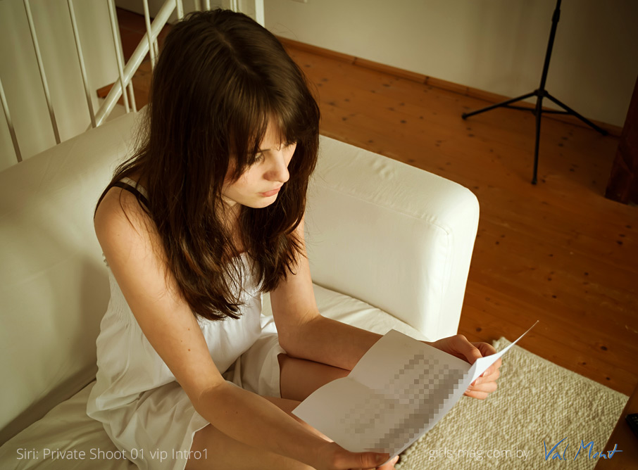 Siri sitzt auf dem Sofa und liest den Vertrag durch